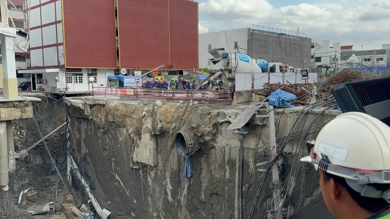 เดินเครื่องเทปูน 1.2 พันตัน ปิดรอยรั่วอุโมงค์ ถนนสามเสนทรุด ตั้งเครื่องสูบน้ำรอ