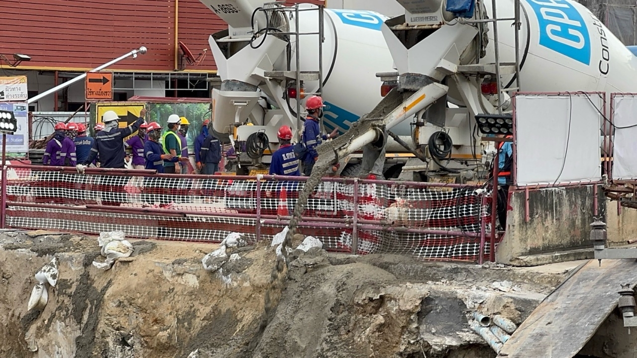 ปรับแผนแก้ถนนสามเสนทรุด เร่งเทปูนปิดรอยรั่ว ให้ทันก่อนฝนตกซ้ำ 