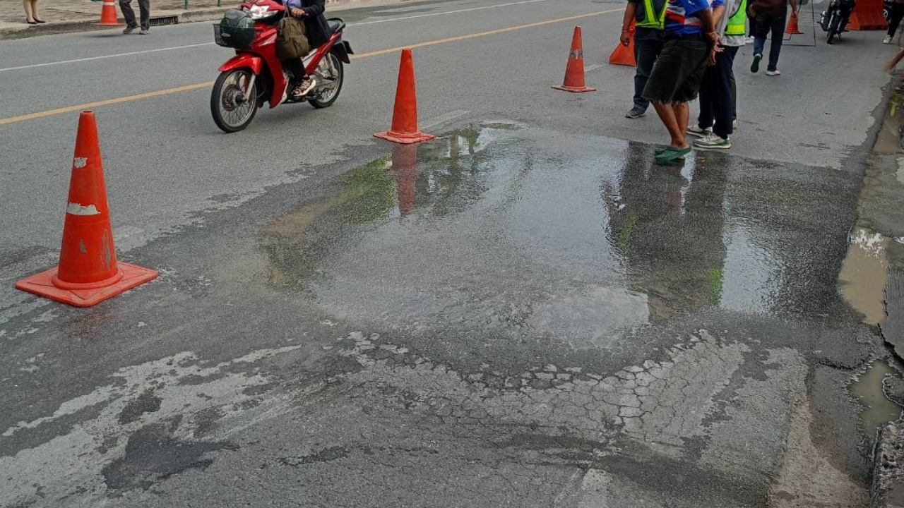 พบน้ำซึมถนนสามเสน ห่างจุดถนนทรุดตัว 2 กิโลเมตร ชาวบ้านหวั่นเกิดเหตุซ้ำรอย