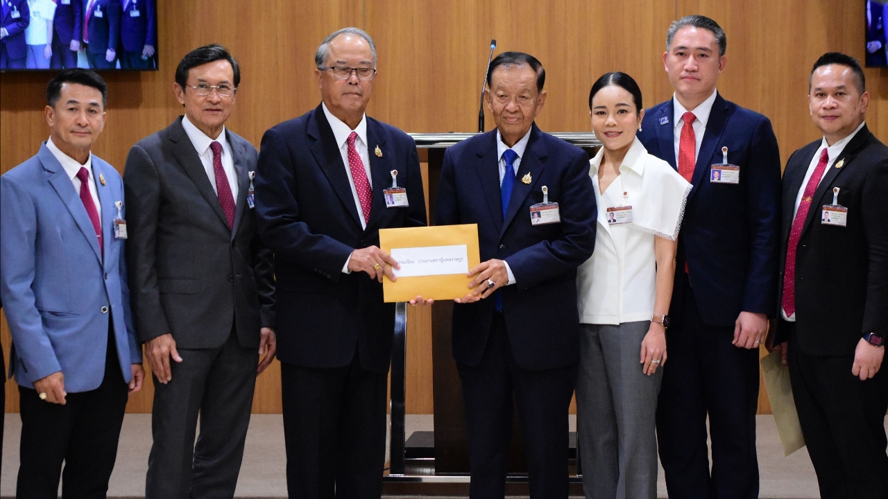 เพื่อไทยยื่นญัตติแก้รัฐธรรมนูญตั้ง สสร. 151 คน ชงทำประชามติ 2 รอบ