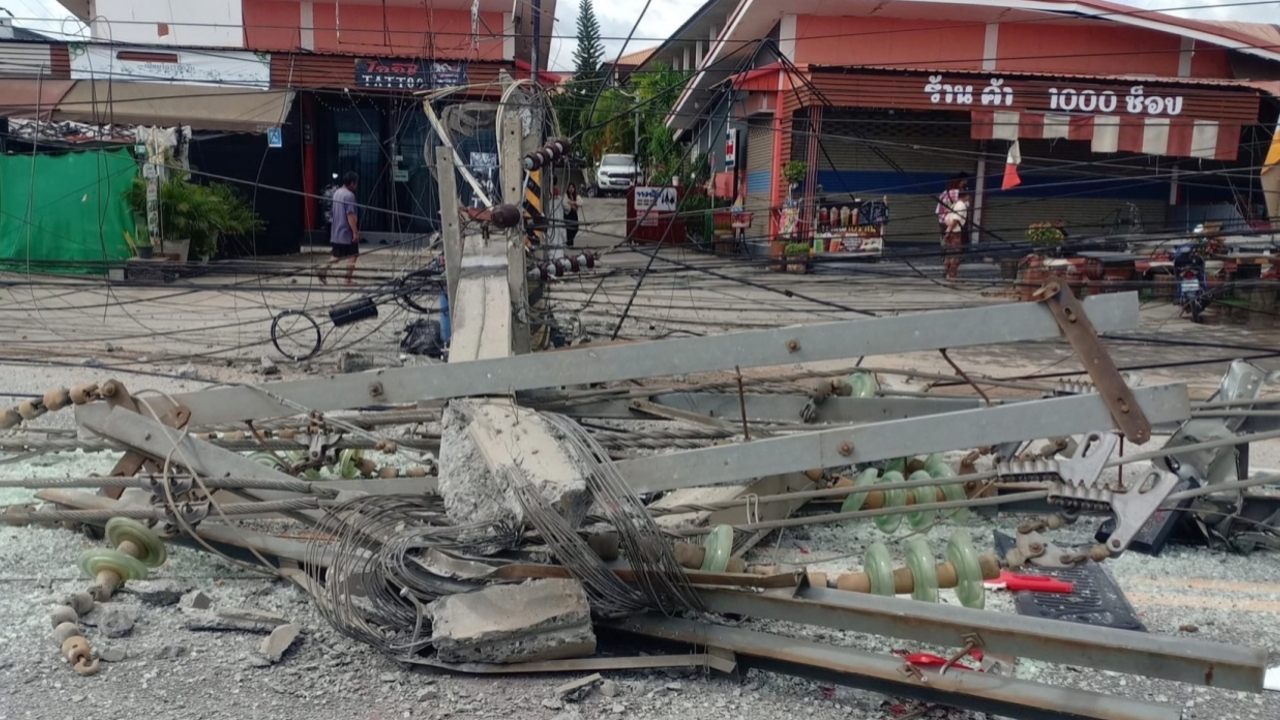 รถกระบะเสียหลัก พุ่งชนเสาไฟฟ้าล้ม 12 ต้น คนขับบาดเจ็บเล็กน้อย