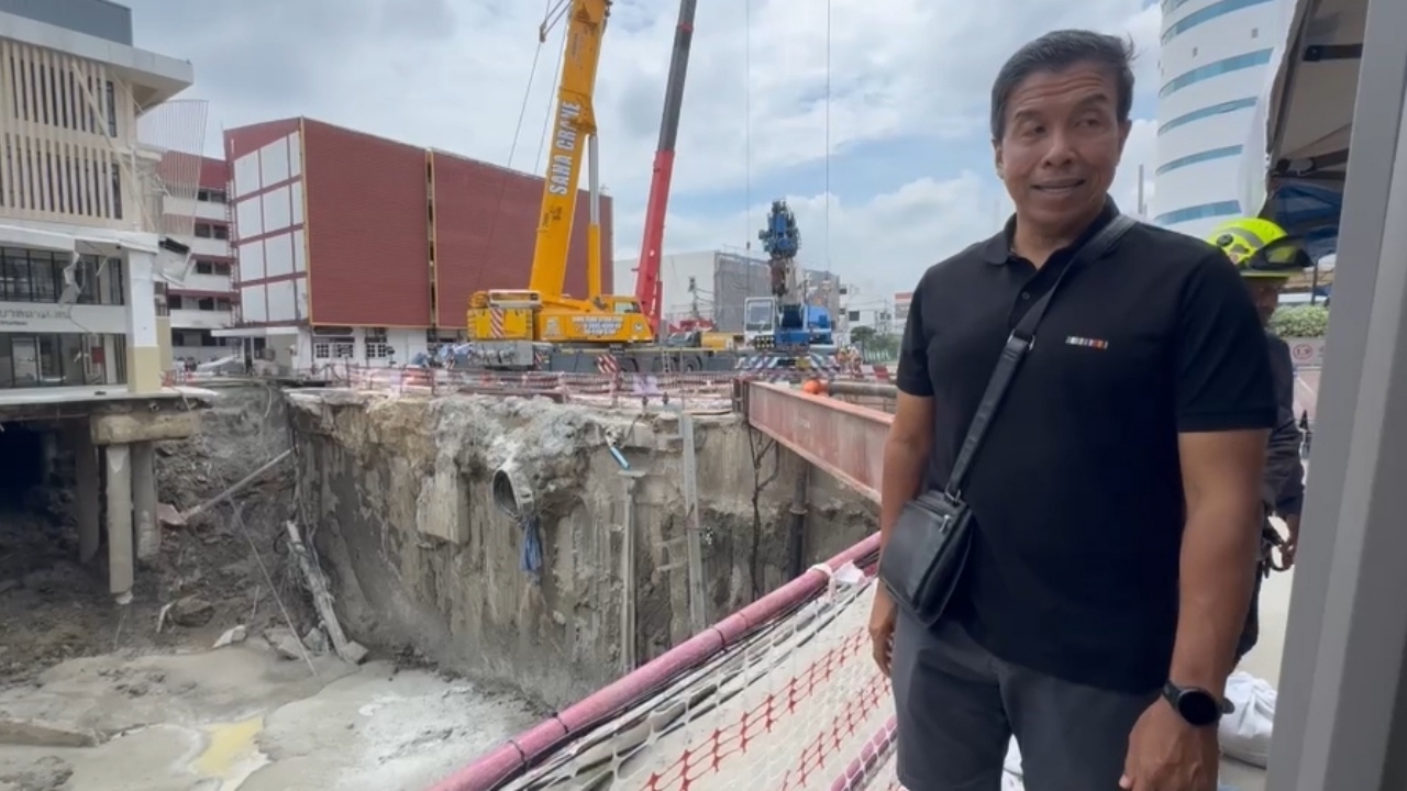 ผู้ว่าฯ ลงพื้นที่จุด "ถนนทรุด" เตรียมเครื่องปั๊มน้ำ - ปิดกั้นท่อ 4 จุด รับมือฝน