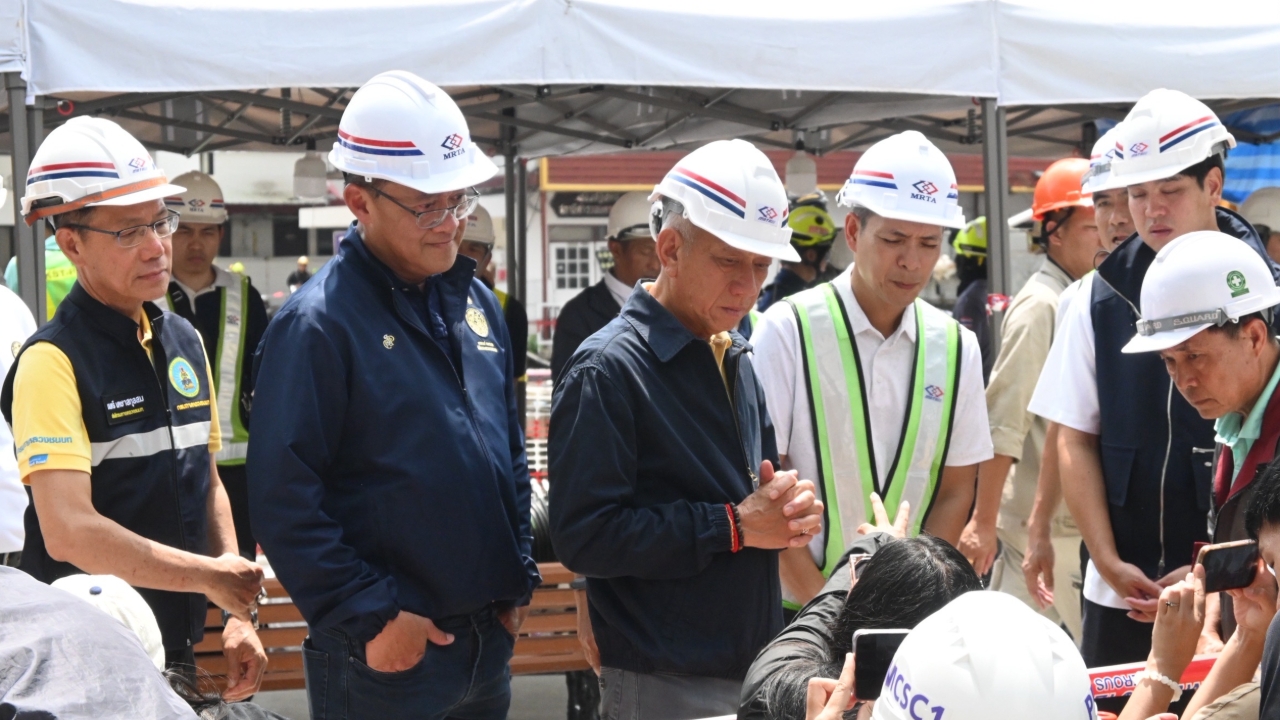 “พิพัฒน์” ลงดูถนนทรุด เทปูนแล้ว 1,200 คิว หากไม่มีอุปสรรคคืนผิวจราจร 8 ต.ค.