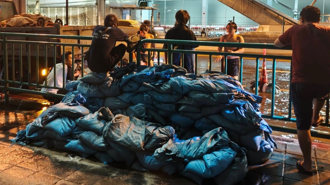 น้ำท่วมอุดมสุขกลางดึก พบต้นเหตุจาก "กระสอบทราย" กว่า 300 ถุง อุดท่อน้ำ