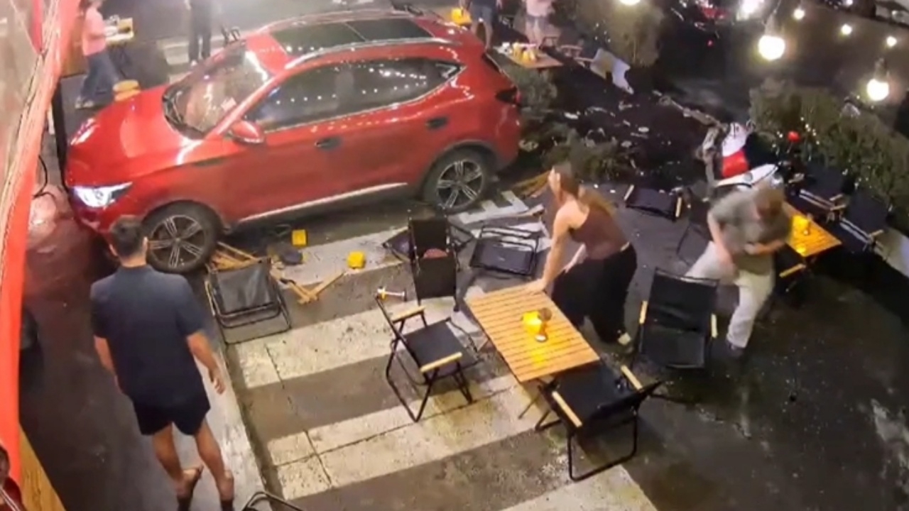 พนักงานสาว เล่านาทีระทึก "รถเก๋ง" ขับพุ่งชนเข้าร้านหมาล่า จนลูกค้าได้รับบาดเจ็บ