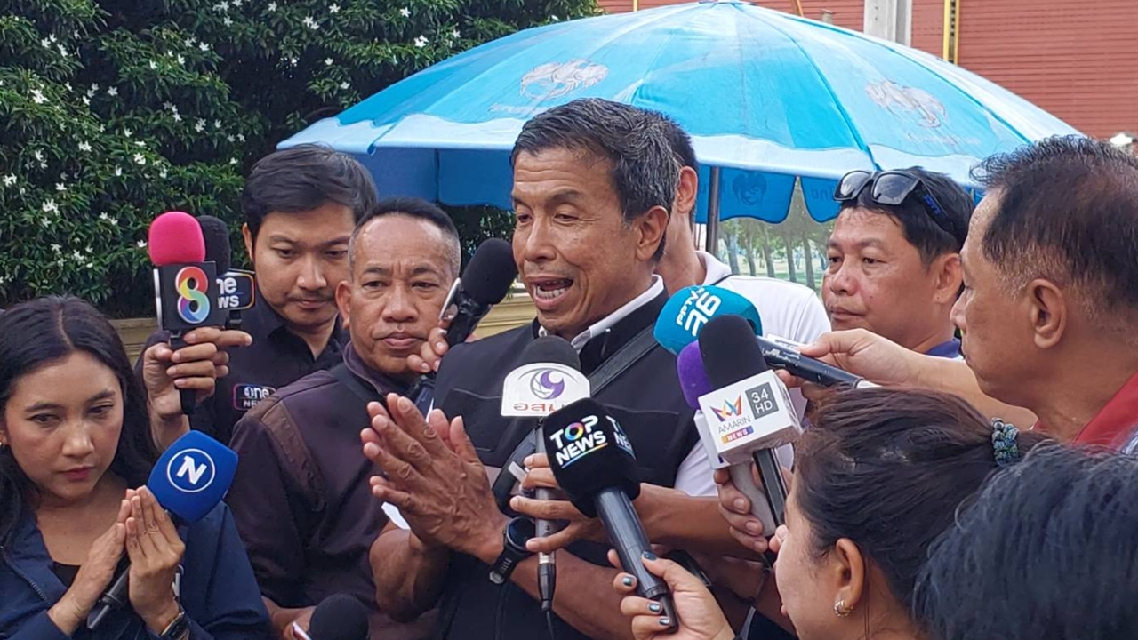 อัปเดตถนนทรุดตัว "ชัชชาติ" เผยพ่นคอนกรีตเสริมแรงให้ดินใต้ สน.สามเสน ยันแผนเป็นไปตามเป้า