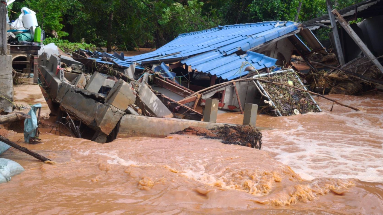 หนักสุดในรอบ 10 ปี โคราชฝนตกหนักตลอดทั้งคืน น้ำป่าไหลซัดบ้านพังถล่มทั้งหลัง