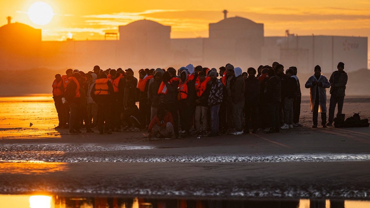 ผู้อพยพ 100 คน นั่งเรือข้ามช่องแคบอังกฤษไม่สำเร็จ สุดท้ายดับ 2 ศพ