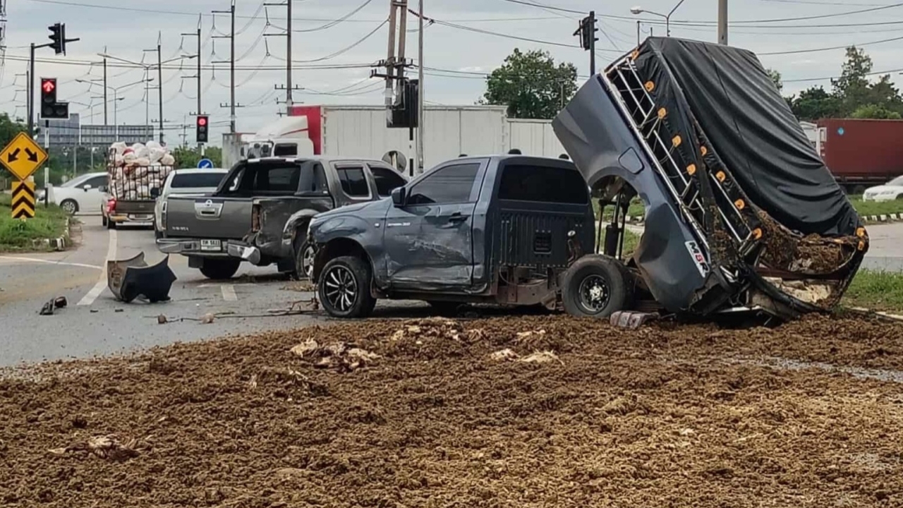 นาทีระทึก รถเบรกแตก เสียหลักชนกระบะ-เก๋งติดไฟแดง ปุ๋ยขี้ไก่กระจายเกลื่อนถนน