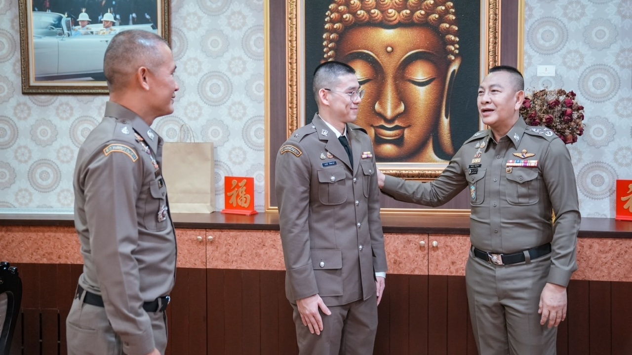 ผบ.ตร. ประดับยศ ร.ต.ต. ให้ “วิว กุลวุฒิ” หลังทำคุณประโยชน์เพื่อประเทศชาติ