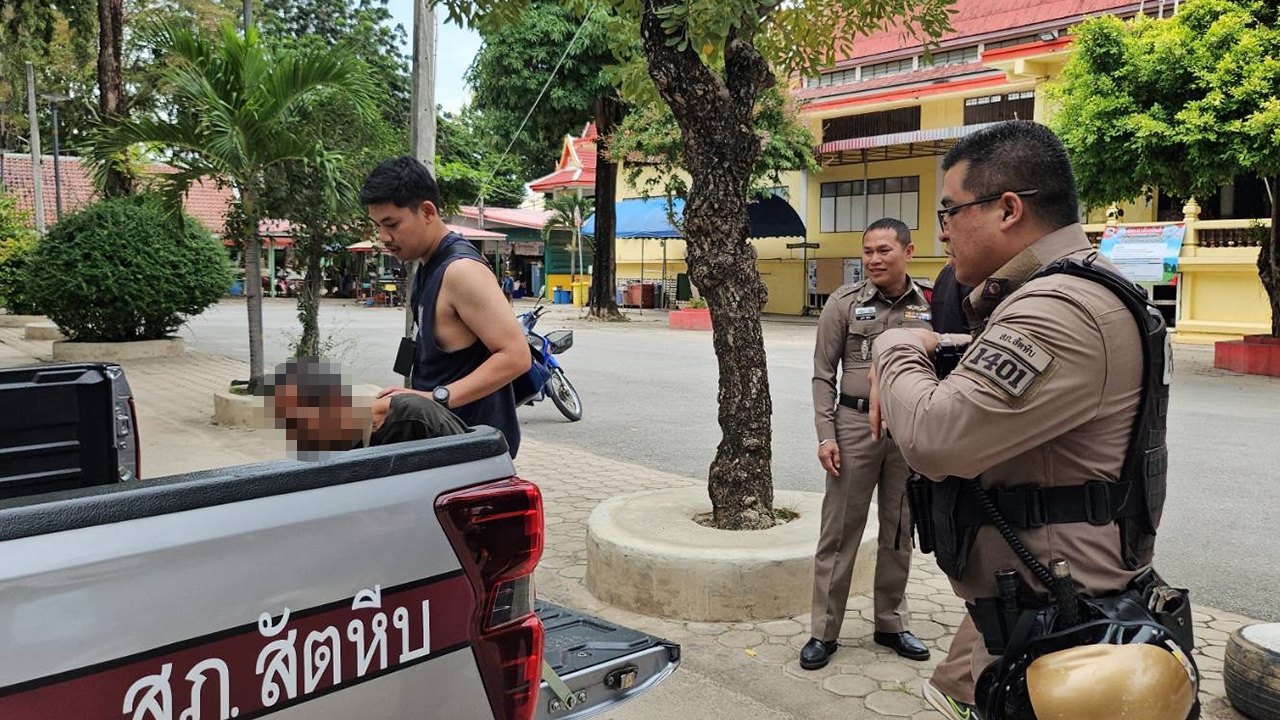 2 หนุ่มก๊งเหล้า เมาพูดไม่เข้าหู วิวาทคว้าท่อนไม้ไล่ ถูกทุบหัวคาวัดดังเมืองสัตหีบ