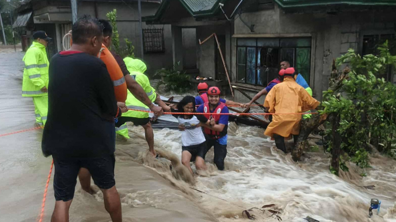 พายุไต้ฝุ่นบัวลอยพัดขึ้นฝั่งฟิลิปปินส์ สร้างความเสียหายหลายพื้นที่ของประเทศ