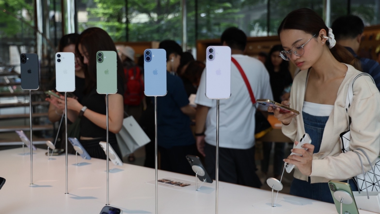 iPhone 17 ในโลกโซเชียล ดีไซน์เด่นกว่าฟีเจอร์ หลังรับเครื่องมีเสียงสะท้อนเรื่องรอยถลอก