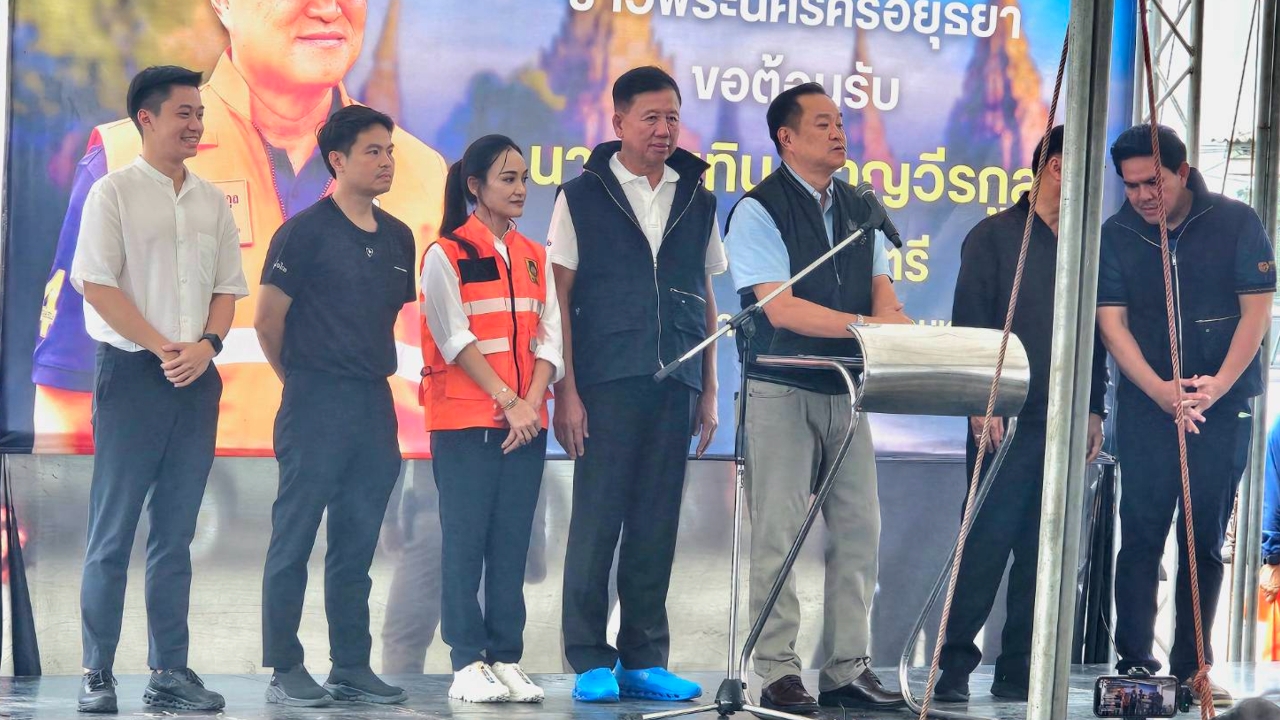 นายกฯ ตรวจน้ำท่วมบางบาล เรียก “สส.เต้” ขึ้นเวที บอก “เลือกเต้ให้เต้มาเลือกหนู”