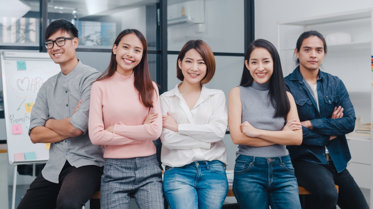 สีมงคลประจำเดือนตุลาคม 2568 เช็กสีเสื้อมงคลประจำวัน เสริมบารมี วาสนาเด่น