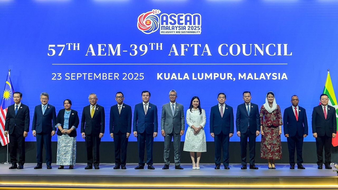 "พาณิชย์" ร่วมถก รมต.การค้าอาเซียน เตรียมลงนามยกระดับการค้าสินค้า ต.ค.นี้