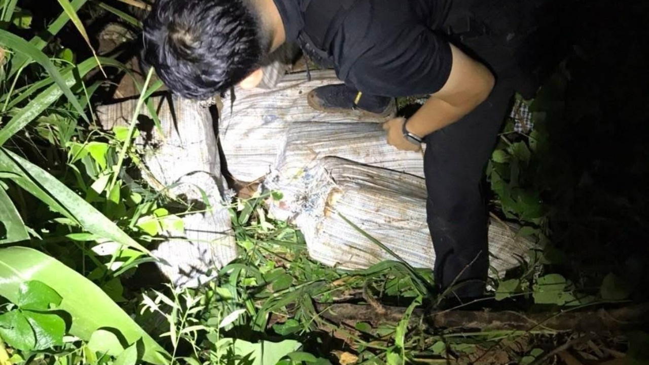 ยึดรายวัน ยาบ้ากว่า 3 ล้านเม็ด ซุกรถจอดข้างทางที่แม่อาย