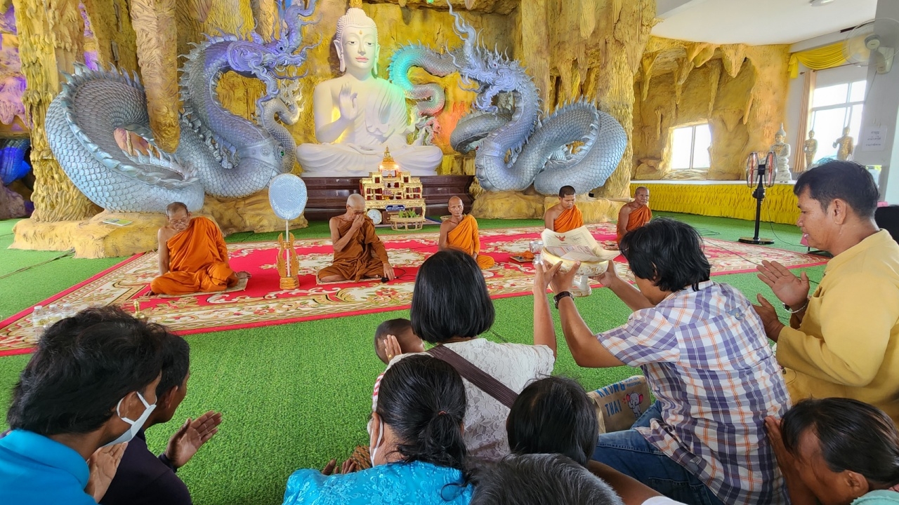 คนดวงเฮง ถูกหวยรางวัลที่ 1 หอบเงินแสนมาแก้บนวัด แถมใจดีให้ส่อง "เลขเด็ดงวดนี้"