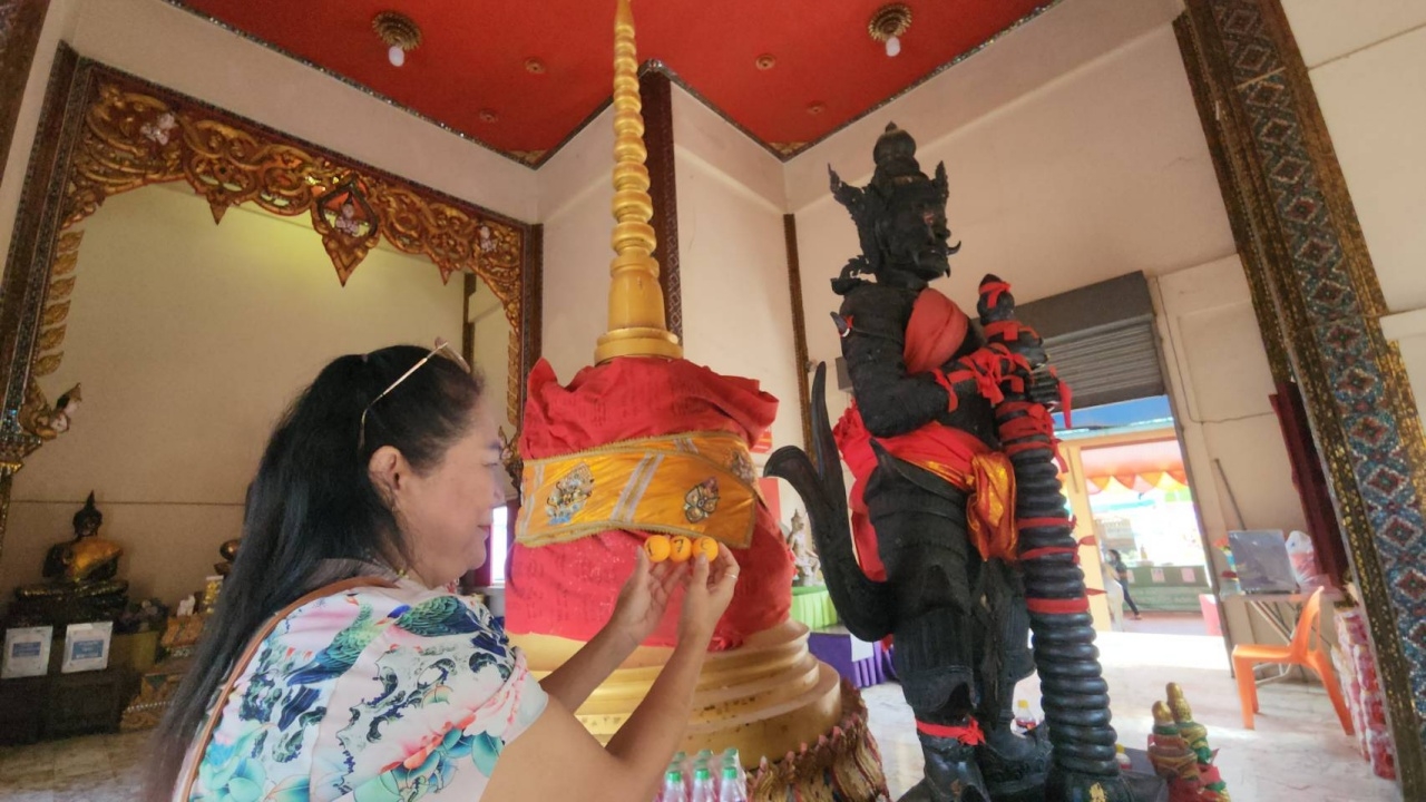 สองแม่ลูกติดใจ กลับมาขอโชค "เลขเด็ด" ท้าวเวสสุวรรณ หลังถูกลอตเตอรี่กว่า 2 แสน