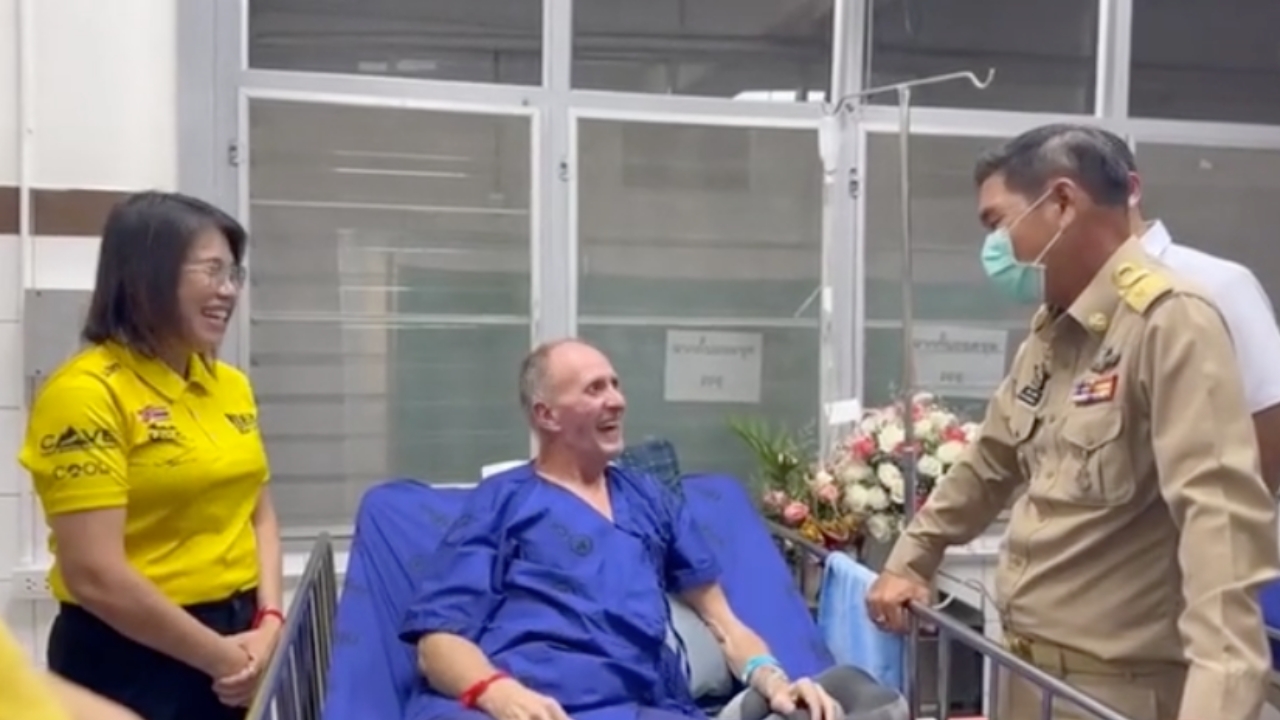 "มิสเตอร์เวิร์น" หนึ่งในวีรบุรุษ "ถ้ำหลวง" ออกจากโรงพยาบาลมาพักฟื้นที่บ้านแล้ว