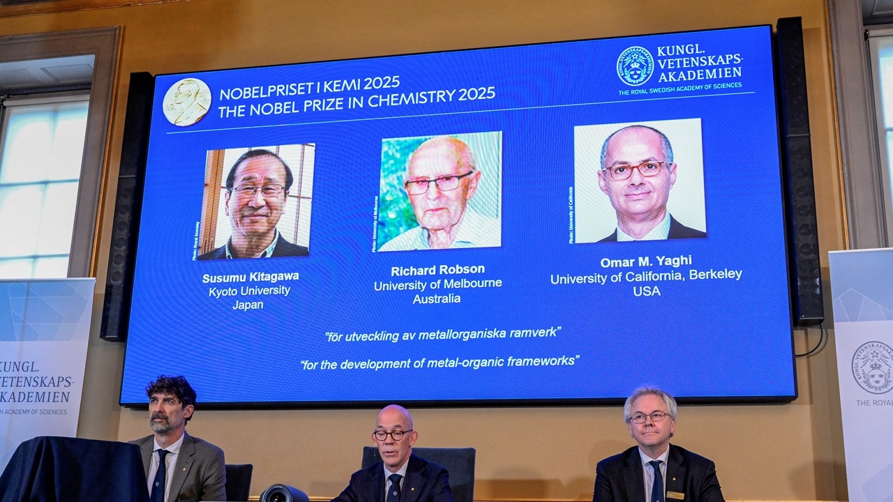 3 นักวิทย์คว้าโนเบลเคมี 2025 จากการศึกษา โครงข่ายโลหะ-อินทรีย์