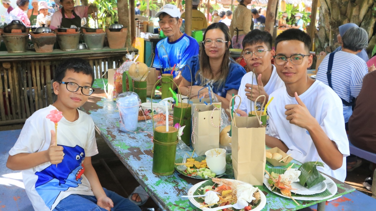 หลาดลองแล บ้านบางนุ ทำบุญรับเช้า แล้วค่อย “ชิม–ช้อป–เช็กอิน” ใต้ร่มสวนปาล์ม