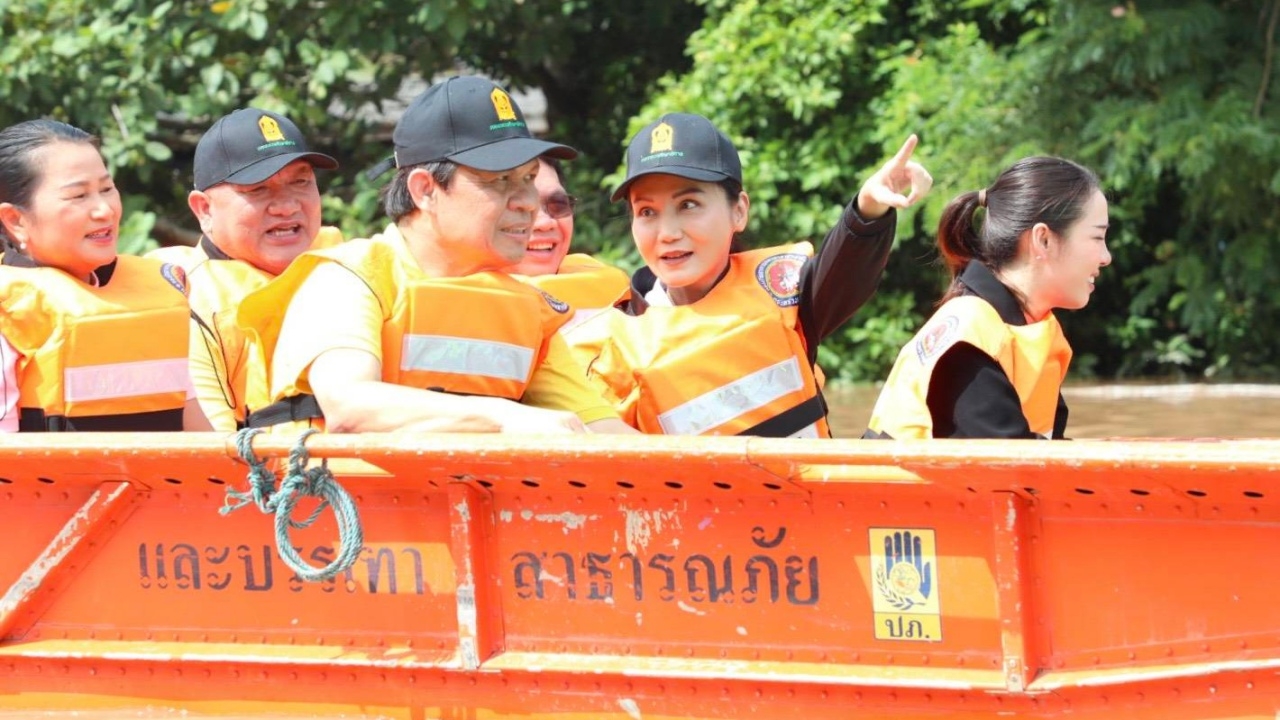 "รมว.นฤมล-รมช.องอาจ" ลุยน้ำท่วมอยุธยา แจกถุงยังชีพ-สุขาลอยน้ำ ช่วยผู้ประสบภัย