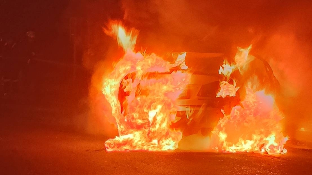 เก๋งชนเสาไฟฟ้า เพลิงลุกท่วมทั้งคัน แม่วัย 78 ปี กับลูกชายกระโดดหนีตายรอดหวุดหวิด