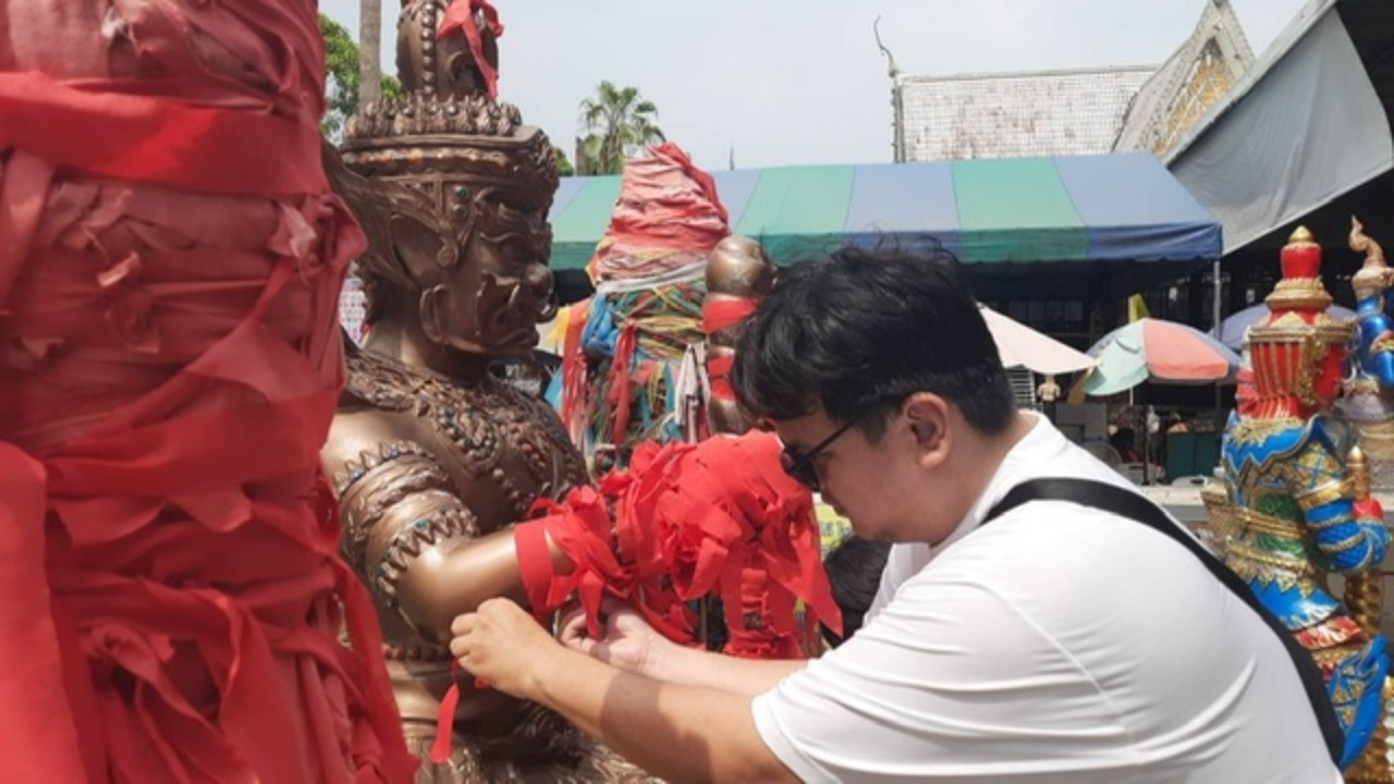สมหวังขายบ้านได้ จ้างนางรำมาแก้บน "ท้าวเวสสุวรรณ" ไม่ลืมจุดธูปเสี่ยงทายเลขเด็ด