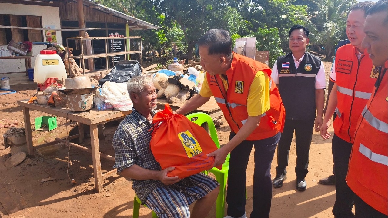 “ศักดิ์ดา” ติดตามการช่วยเหลือและให้กำลังใจผู้ประสบอุทกภัย จ.อุตรดิตถ์ ย้ำเร่งเยียวยาอย่างเต็มที่