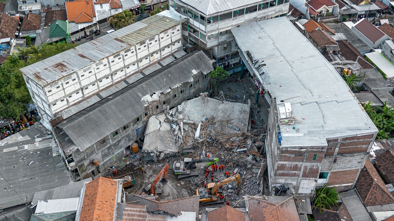 เหยื่อโรงเรียนอินโดนีเซียถล่มพุ่ง 65 ศพ เจ้าหน้าที่เร่งค้นหาผู้รอดชีวิตต่อ