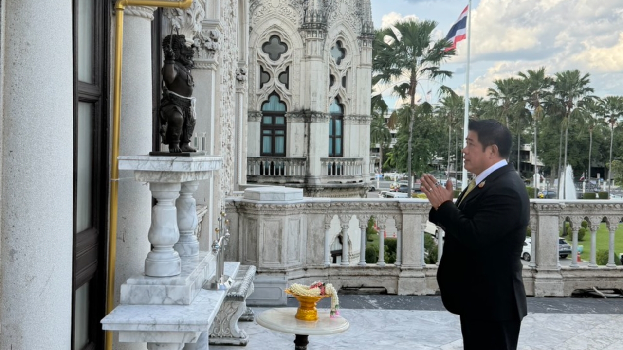 นายกฯ พาไหว้นรสิงห์บนตึกไทยคู่ฟ้า “ธรรมนัส” ปัดตอมปม “เบน สมิธ” ฟ้อง “โรม”