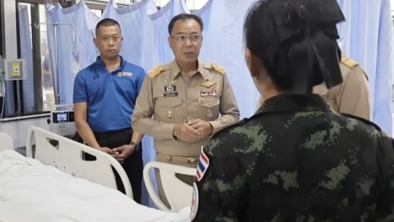 รุดเยี่ยม "ส.อ.บุริศวร์" ถูกคนร้ายยิง หลังเข้าระงับเหตุปล้นทองที่ห้างสุไหงโก-ลก