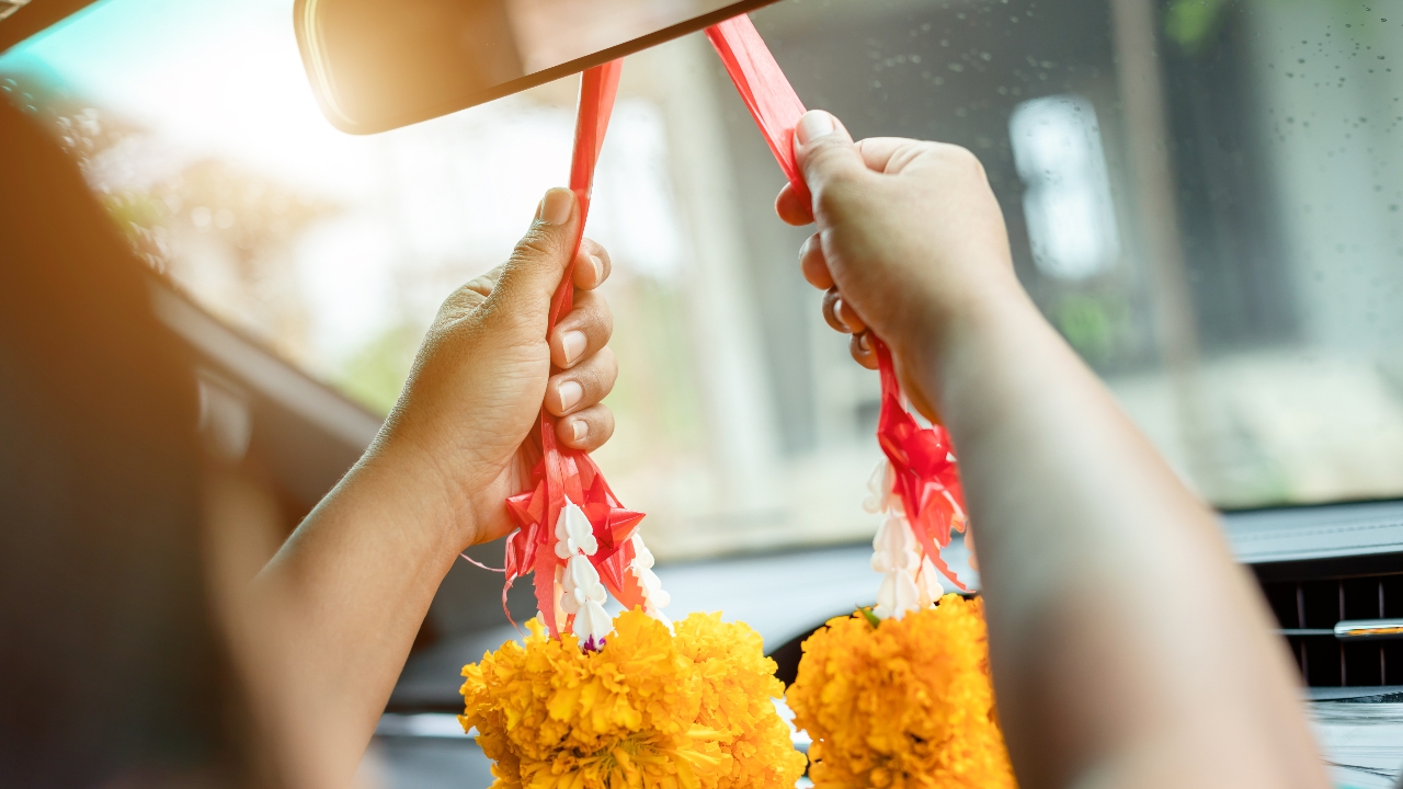 คาถาออกรถใหม่วันแรก ไหว้อะไรบ้าง เปิดขั้นตอนชัดๆ เสริมสิริมงคล