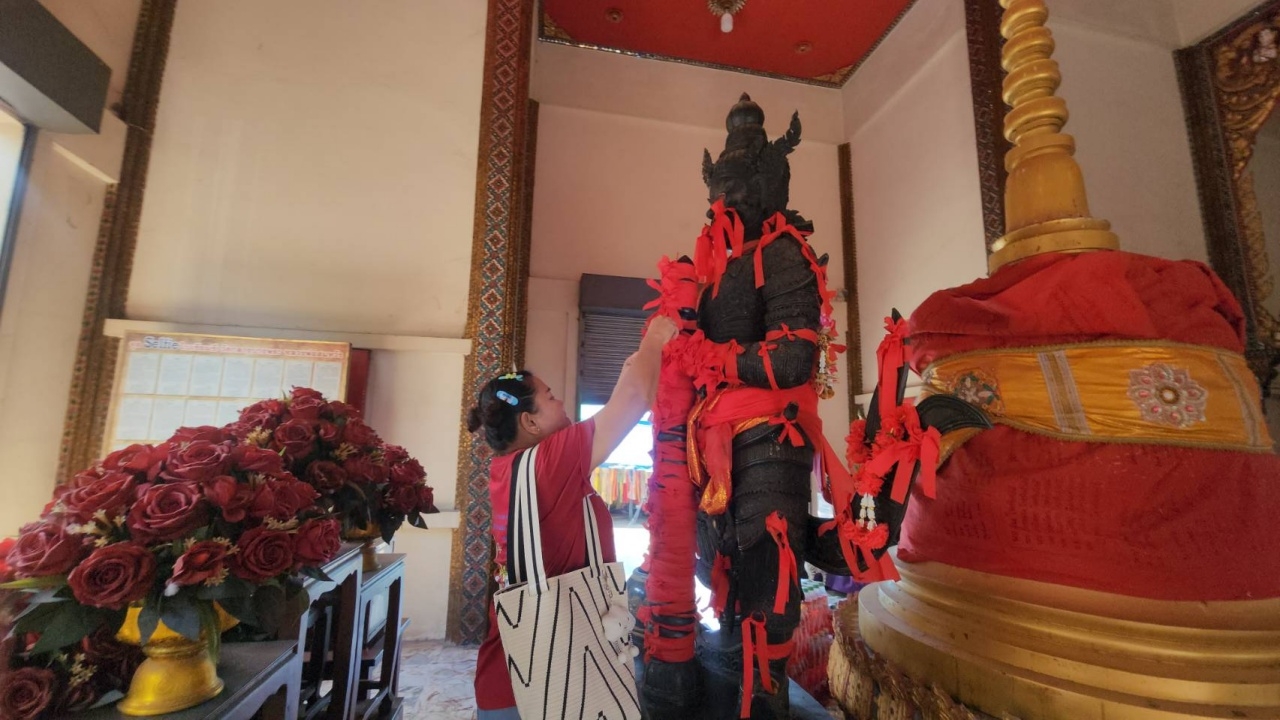 หญิงสุดเฮง ถูกลอตเตอรี่ 10 ใบ มาแก้บน "ท้าวเวสสุวรรณ" ไม่ลืมขอเลขเด็ด 16/10/68