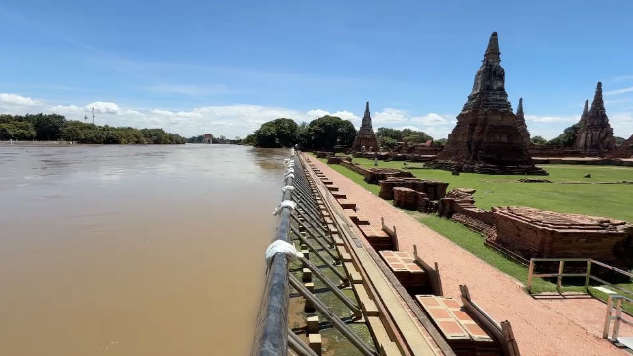 เสริมแผ่นเหล็ก เพิ่มความสูงแนวบังเกอร์ ป้องกันน้ำท่วมโบราณสถาน วัดไชยวัฒนาราม