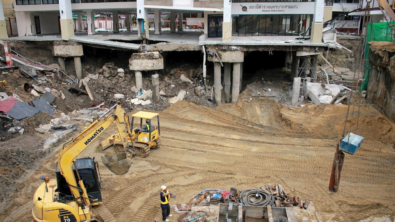 ใช้หุ่นช่วยรื้อ สน.สามเสน พบเริ่มแตกร้าว เอียงเห็นได้ชัด