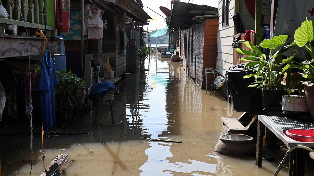 เจ้าพระยาล้น ทะลักอ่างทอง "ปทุมธานี" อ่วม อิ๊งค์ไปลงพื้นที่เยี่ยมอุตรดิตถ์