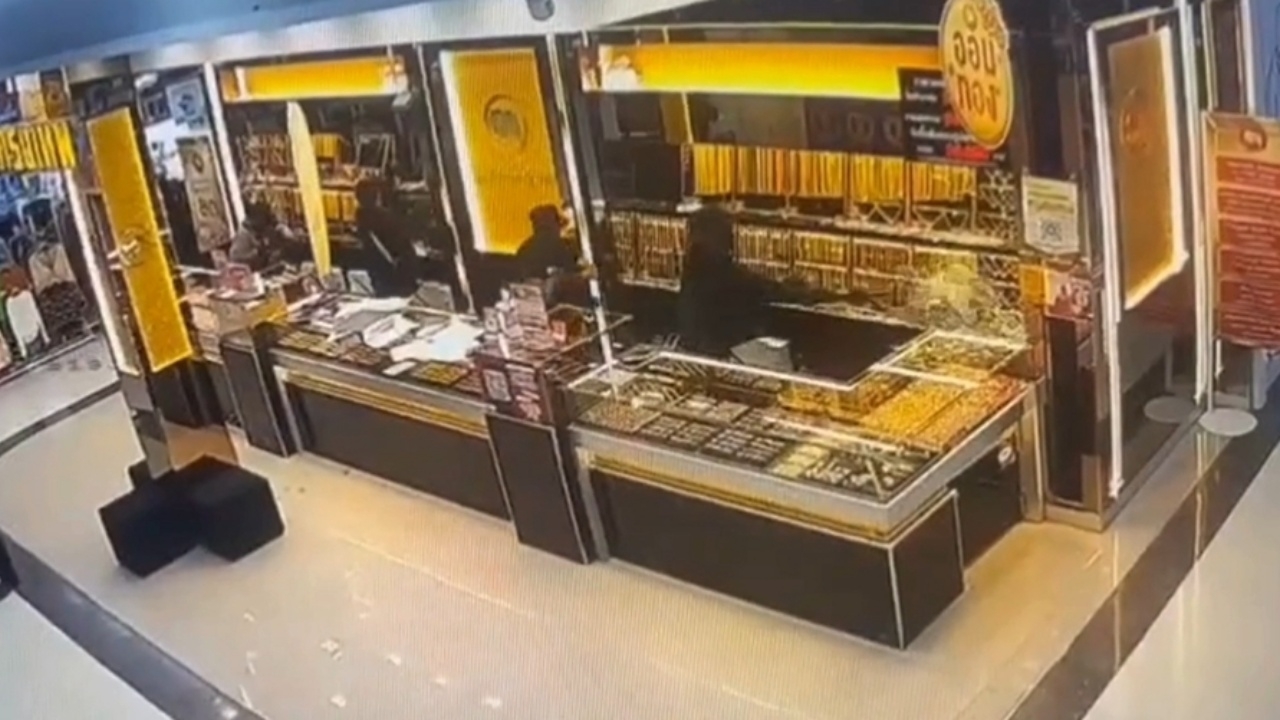 เปิดคลิปนาทีกลุ่มคนร้าย ถืออาวุธครบมือ บุกปล้นร้านทองในห้าง จ.นราธิวาส