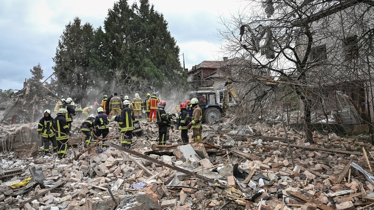 รัสเซียยิงมิสไซล์-ส่งโดรนกว่า 500 ลำโจมตียูเครน ดับ 5 ศพ ไฟดับวงกว้าง