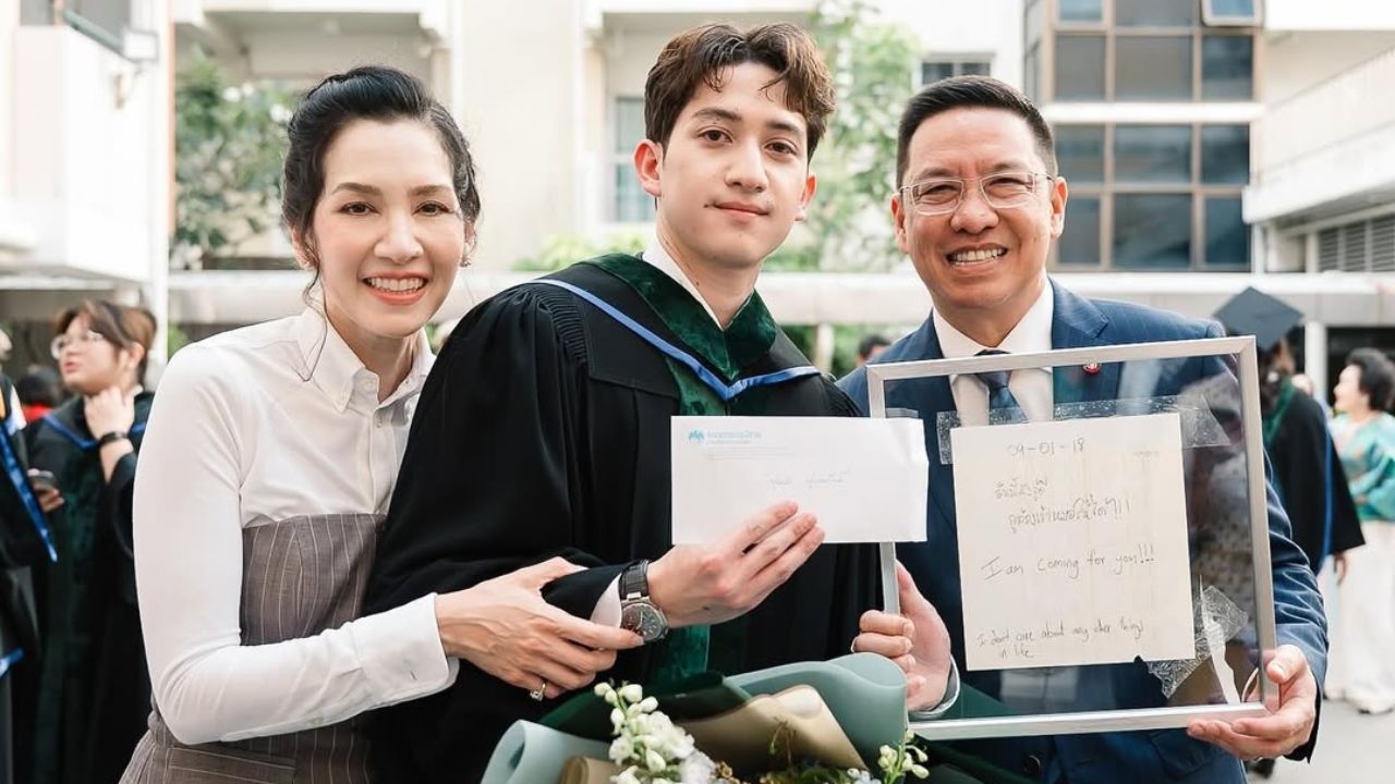 นุสบา โพสต์ซึ้ง น้องปุณณ์ เข้าพิธีรับใบประกอบโรคศิลป์ 6 ปีผ่านไป วันนี้เป็นพ่อแม่หมอแล้ว