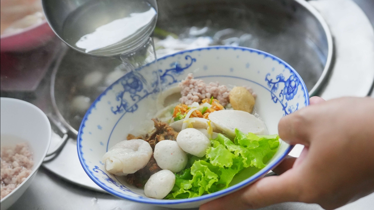 เปิดตำนานพร้อมสูตรลับ ล้งเล้งลูกชิ้นปลา ร้านดังย่านบรรทัดทอง