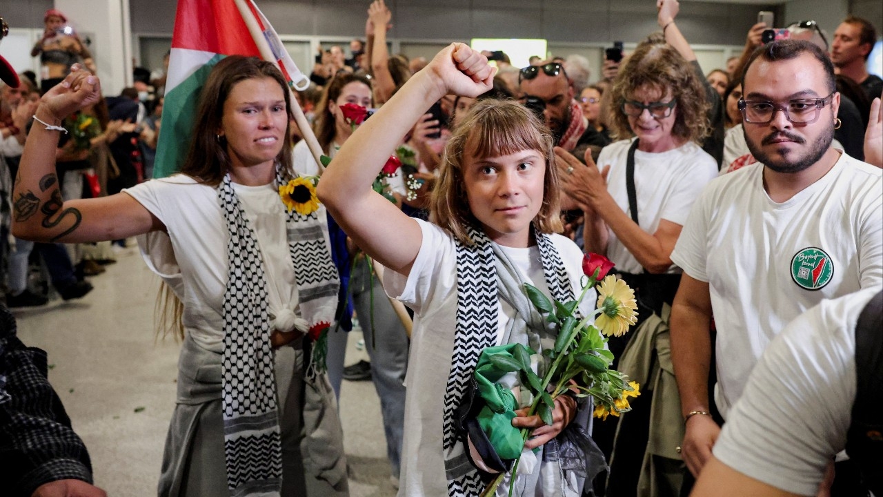 ฝูงชนต้อนรับ "เกรตา ทุนแบร์ก" ถึงกรีซแล้ว หลังถูกอิสราเอลเนรเทศจาก "กองเรือช่วยเหลือกาซา"