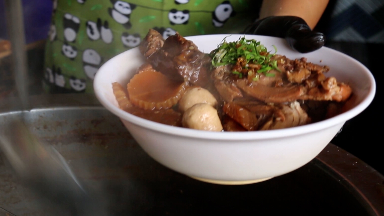 ก๋วยเตี๋ยวส้นตีน จ.เพชรบูรณ์ ชื่อร้านสวนทางรสชาติ พร้อมเครื่องแบบจุกๆ อร่อยจนลูกค้าแน่นร้าน