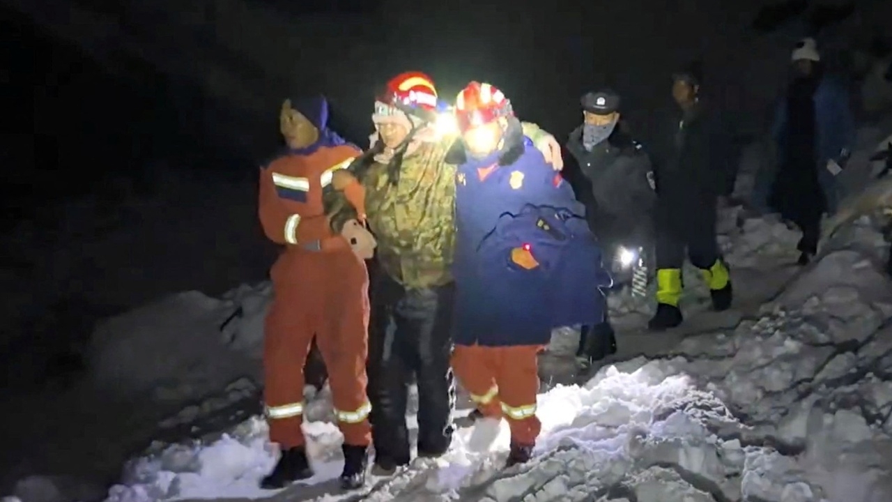 กู้ภัยช่วยนักปีนเขาหลายร้อยคน ที่ติดบนเขาเอเวอเรสต์ได้ครบทุกคนแล้ว