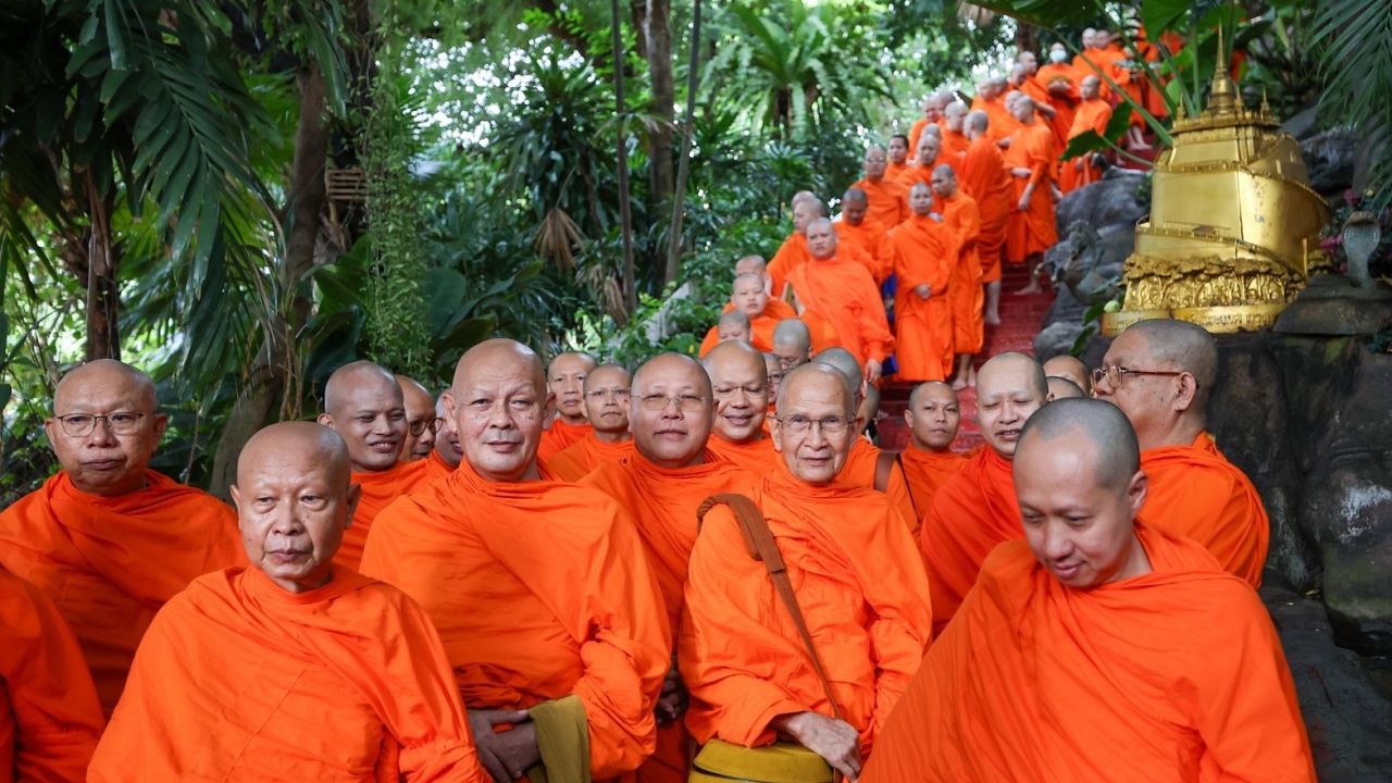 แสงทองยามเช้า ตักบาตรเทโว  “ภูเขาทอง” รับวันออกพรรษา 2568