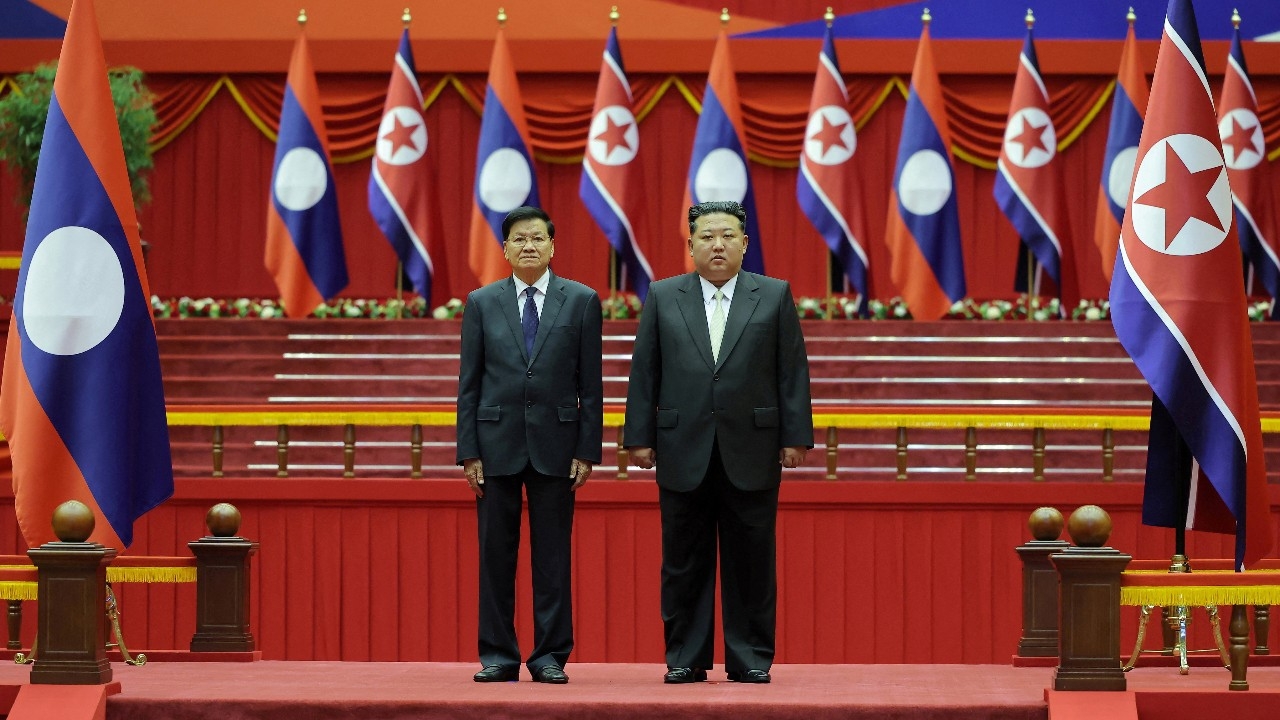 คิม จอง อึน ต้อนรับประธานาธิบดีลาว หารือกระชับสัมพันธ์สองประเทศ