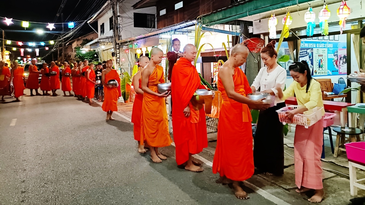 แสงแรกแห่งศรัทธา ตักบาตรตีสี่ “ออกหว่า” เอกลักษณ์หนึ่งเดียวในแม่สะเรียง