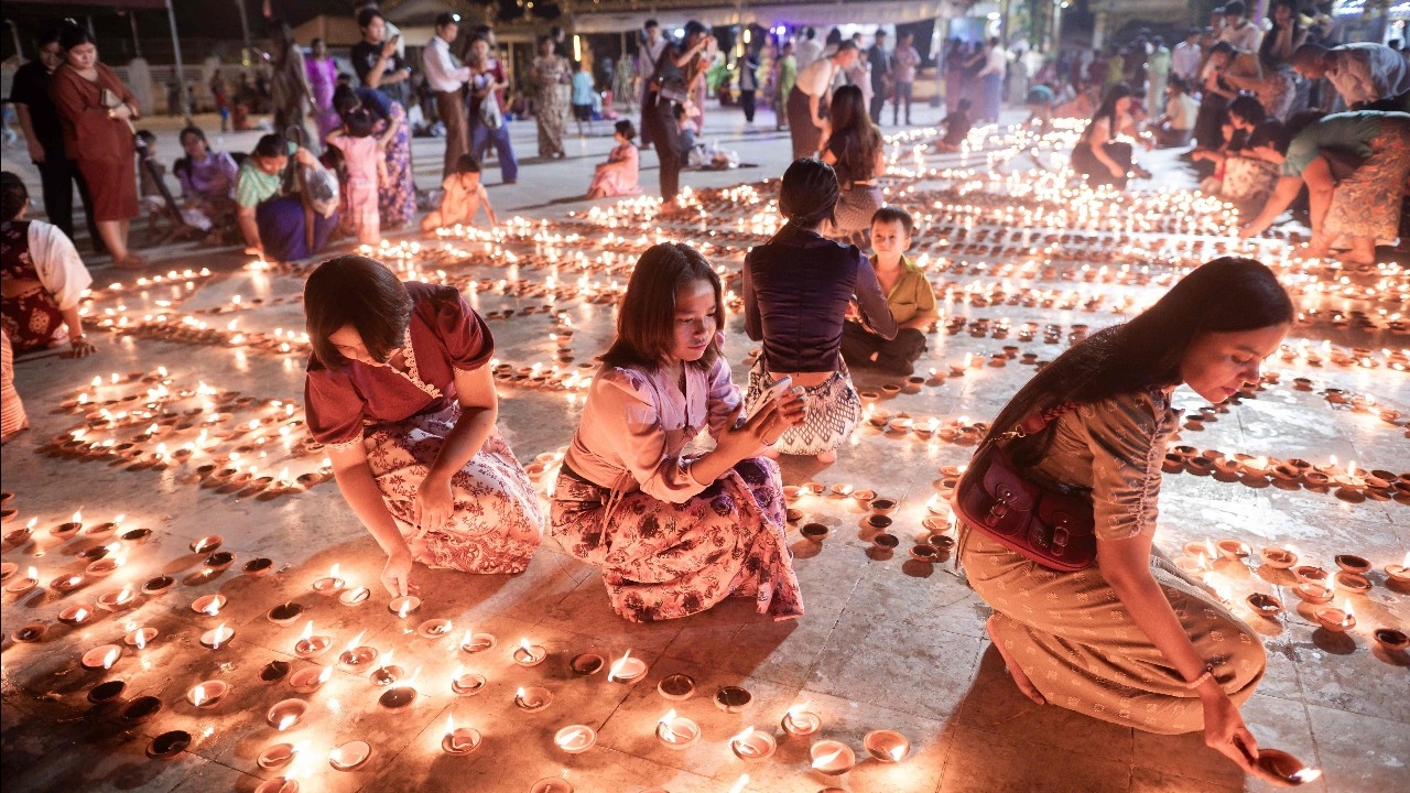 สุดช็อก พารามอเตอร์ทิ้งระเบิดใส่เทศกาลพุทธ “ตะดิ่งจุ๊ต” พม่าดับอย่างน้อย 24 ศพ เจ็บอีกกว่า 40 ราย