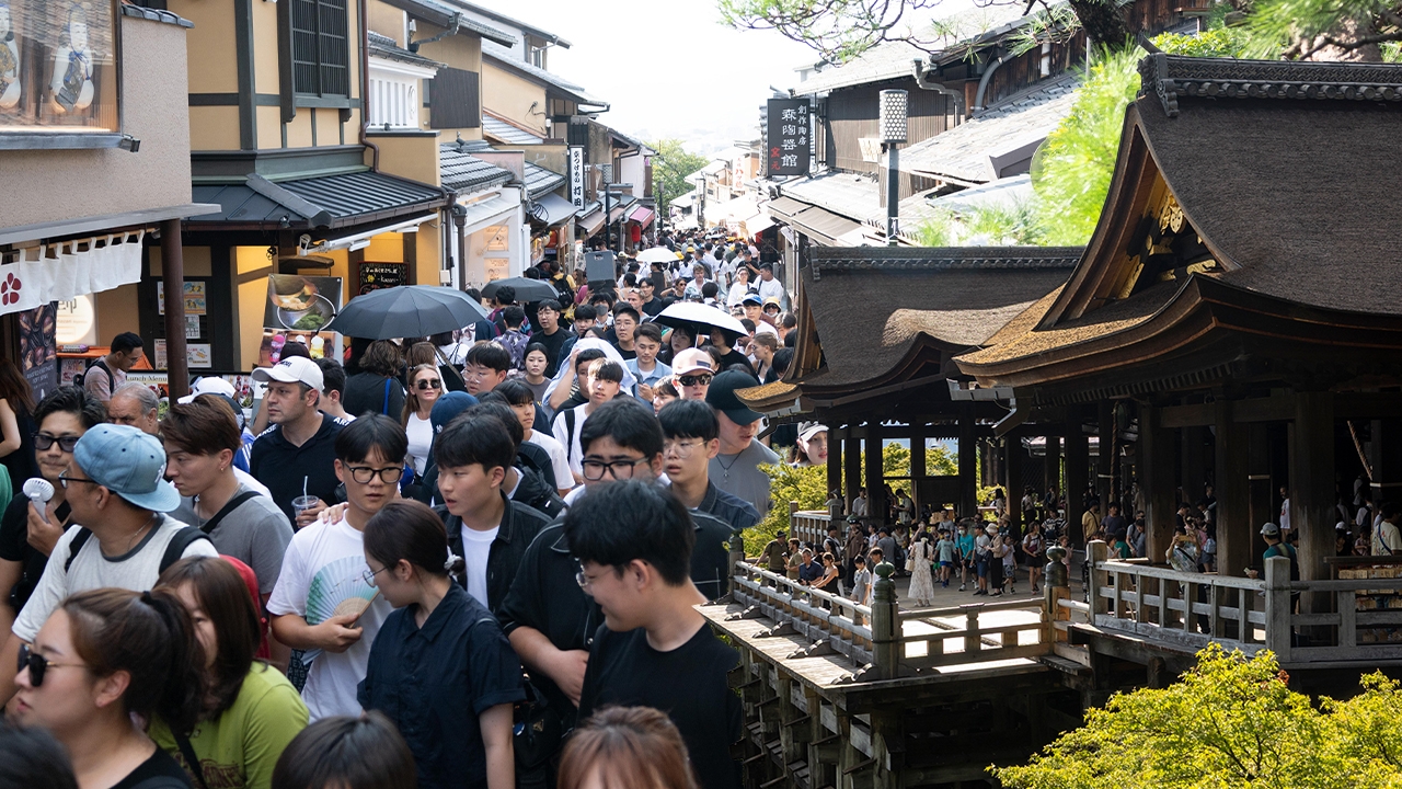 เกียวโต ขึ้นภาษีที่พัก สู้ "Overtourism" กับความสัมพันธ์ “ทั้งรักทั้งชัง” นักท่องเที่ยวของญี่ปุ่น